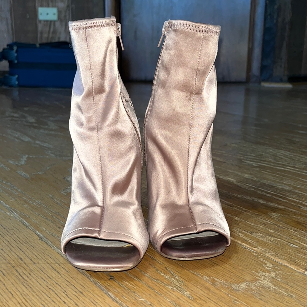 Steve Madden rose gold heels. I believe they are 4 inches.